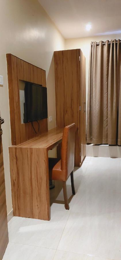 Aster Hotel Near Mumbai Airport エクステリア 写真